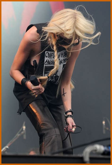 taylor momsen nip slip